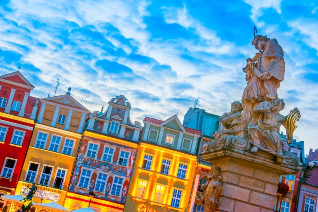 Perspective view of Poznań's statue and colorful buildings